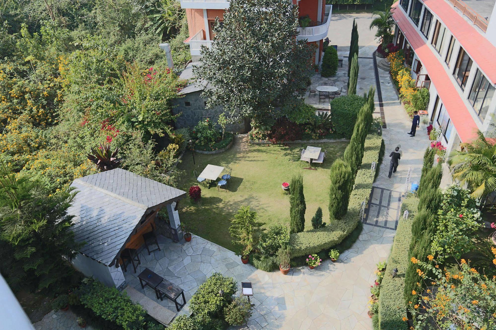 Hotel Peninsula Pokhara Exterior foto