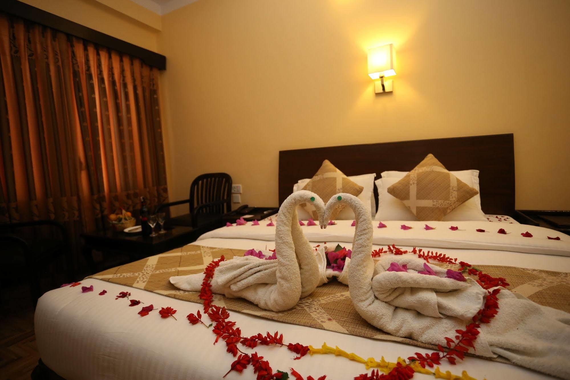Hotel Peninsula Pokhara Exterior foto