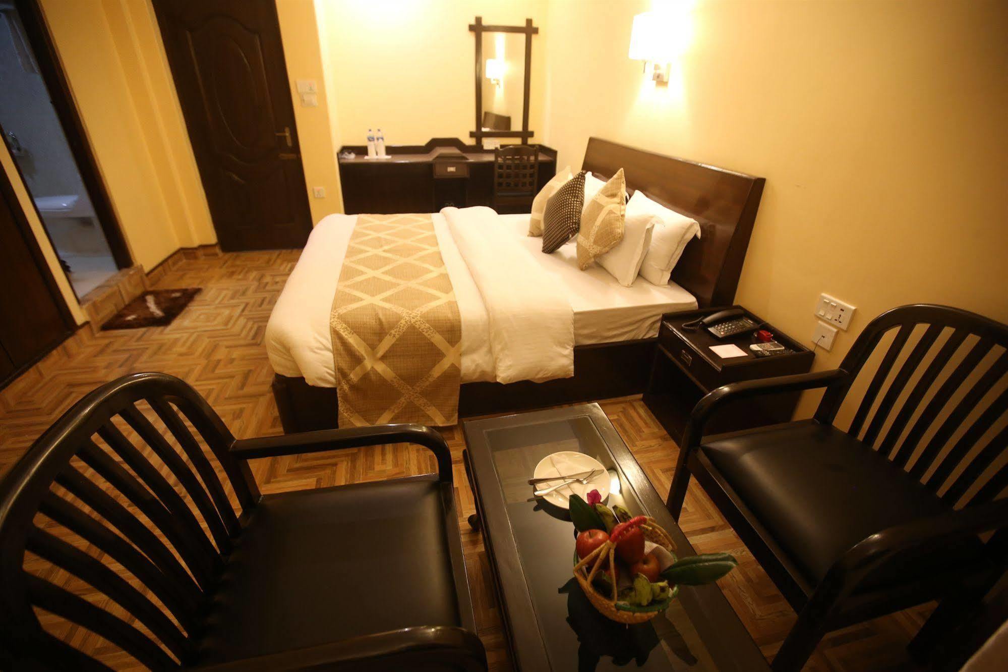 Hotel Peninsula Pokhara Exterior foto